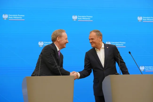 Microsoft Vice Chair and President Brad Smith, alongside Polish Prime Minister Donald Tusk, announces a PLN 2.8 billion investment to expand cloud and AI infrastructure in Poland.
