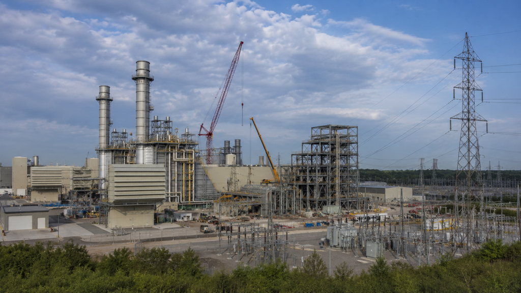 Representative image of a modern power generation facility and transmission infrastructure, illustrating AlphaGen’s 2,700 MW PJM capacity expansion plan as U.S. grid reliability pressures rise with data-center demand and electrification.