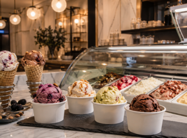 Representative image: Premium ice cream scoops in a modern dessert shop reflect Salt & Straw’s potential $200 million sale process, highlighting how specialty food brands, private equity interest and consumer M&A are reshaping the premium dessert market.