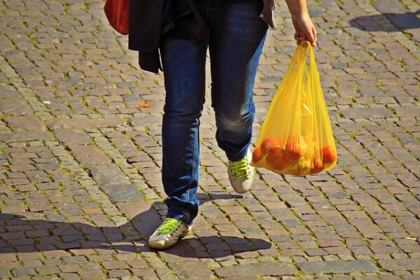 New Zealand shakes up supermarkets, says no more to fruit and veggie plastic bags