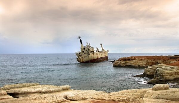 Sicilian authorities investigate traffickers amidst stormy weather shipwrecks