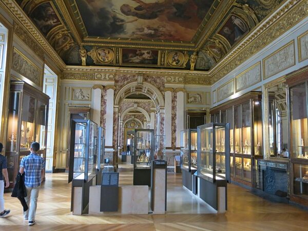 Iconic Louvre and Versailles evacuated amidst bomb threats: Paris on edge