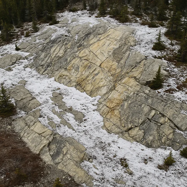 Representative image of exposed pegmatite-rich terrain in James Bay, where Winsome Resources is advancing lithium and cesium exploration following its 21% ASX surge.