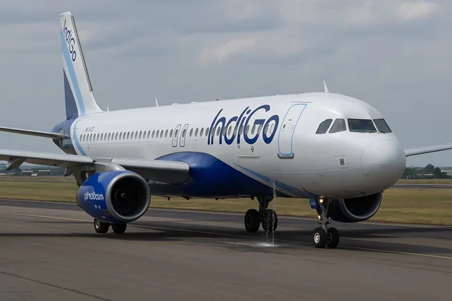 A representative image of an IndiGo Airlines Airbus A320 aircraft. The picture symbolizes the airline’s emergency landing in Varanasi following a mid-air fuel leak alert on Flight 6E-6961, where all 166 passengers were reported safe.