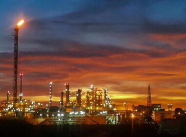 Representative image showing large-scale U.S. refining and midstream energy infrastructure, reflecting Phillips 66’s operational focus, portfolio reshaping, and cash-flow discipline highlighted in its fourth-quarter 2025 earnings update.