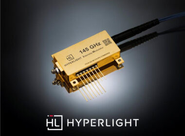 HyperLight’s 145 GHz intensity modulator designed for 448Gbps per lane IMDD links and 260GBaud coherent transmission, delivering more than 145GHz electro-optical bandwidth with stable bias control and a 0.8 mm RF connector, available across O-, C-, and L-band wavelength configurations.