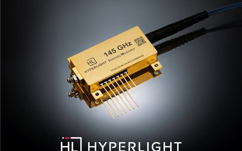 HyperLight’s 145 GHz intensity modulator designed for 448Gbps per lane IMDD links and 260GBaud coherent transmission, delivering more than 145GHz electro-optical bandwidth with stable bias control and a 0.8 mm RF connector, available across O-, C-, and L-band wavelength configurations.