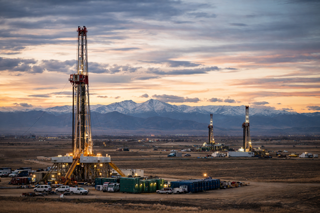 Representative image of active oil drilling rigs in the Denver-Julesburg Basin, illustrating the type of operated shale assets involved as Verdad Resources exits and JAPEX-backed Peoria Resources takes control in a $1.26 billion DJ Basin transaction.