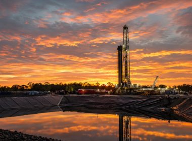 Representative image of an onshore gas drilling and processing site, illustrating the Beetaloo Basin development story as Beetaloo Energy Australia advances its A$66.3 million funding plan toward first pilot gas sales in Q4 2026.