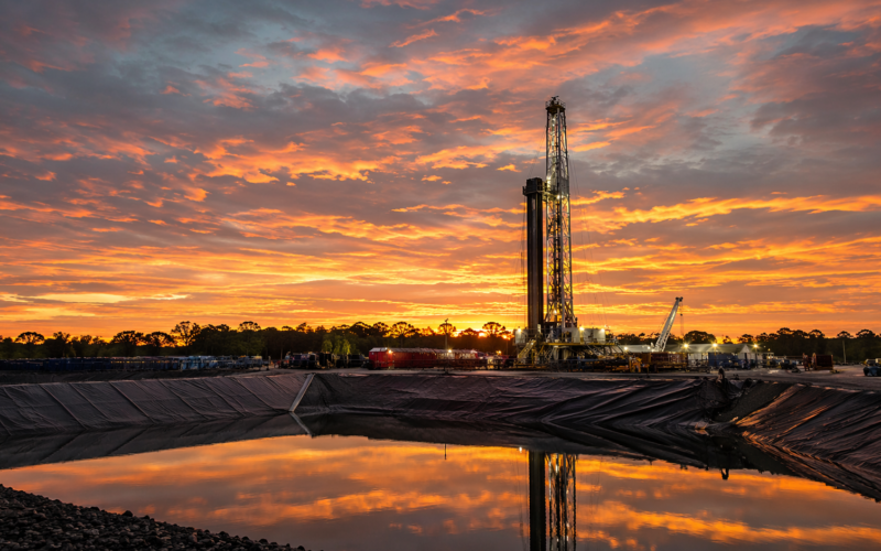 Representative image of an onshore gas drilling and processing site, illustrating the Beetaloo Basin development story as Beetaloo Energy Australia advances its A$66.3 million funding plan toward first pilot gas sales in Q4 2026.