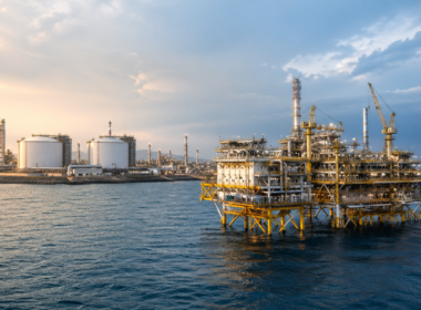 Representative image of offshore energy infrastructure and LNG processing facilities, highlighting Woodside Energy Group Ltd’s Q1 2026 focus on Scarborough execution, stronger realised pricing, and long-term WDS growth catalysts.