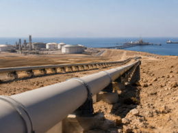 Representative image of a major oil pipeline running toward a coastal export terminal, reflecting ADNOC’s accelerated West-East Pipeline project to expand Fujairah export capacity and strengthen the UAE’s ability to route energy flows outside the Strait of Hormuz.