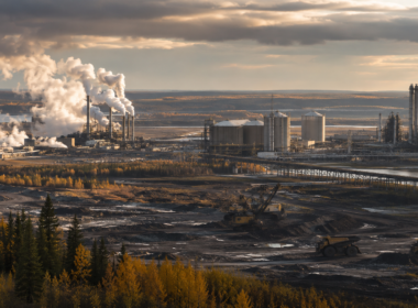 Representative image of an Alberta oil sands operation with industrial facilities and extraction infrastructure, reflecting how the Canada-Alberta carbon tax agreement could shape oil sands competitiveness, carbon capture investment and future pipeline access to Asian energy markets.
