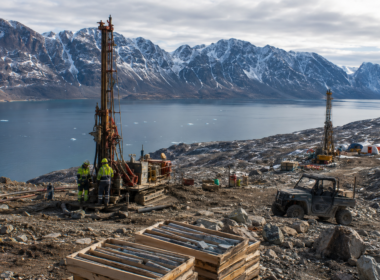Representative image: Arctic drilling rigs and core sample boxes illustrate Greenland Mines’ push to acquire the Sarfartoq rare earths project, a potential neodymium-praseodymium supply chain asset in Greenland’s critical minerals race.