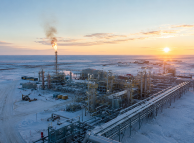 Representative image of an Arctic oil and gas facility in Alaska, reflecting Santos Limited’s Pikka phase 1 first oil milestone on the North Slope as the ASX-listed energy producer shifts the project from development spending to revenue generation.