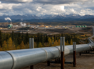 Representative image: A major oil pipeline corridor in Western Canada illustrates how the Canada-Alberta carbon compromise could revive debate over a new 1 million barrel-per-day export route while keeping carbon pricing, oil sands competitiveness and Pacific market access at the centre of Canada’s energy strategy.
