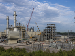 Representative image of a modern power generation facility and transmission infrastructure, illustrating AlphaGen’s 2,700 MW PJM capacity expansion plan as U.S. grid reliability pressures rise with data-center demand and electrification.