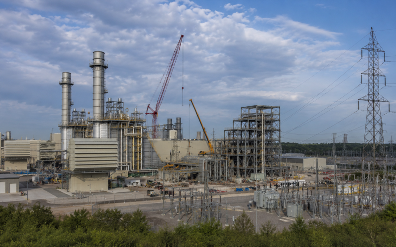 Representative image of a modern power generation facility and transmission infrastructure, illustrating AlphaGen’s 2,700 MW PJM capacity expansion plan as U.S. grid reliability pressures rise with data-center demand and electrification.