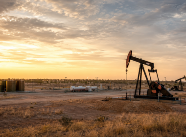 Representative image: Onshore oil field infrastructure in Queensland’s Surat Basin, illustrating Australian Oil Company Limited’s Emu Apple production restart, Riverslea development plans and ASX:AOK exploration push.