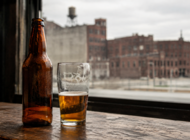 Representative image: A quiet bar scene with an unbranded beer bottle and half-filled glass evokes the fading legacy of Schlitz Premium, as Pabst Brewing Company places the historic Milwaukee beer brand on hiatus amid changing U.S. beer market economics.