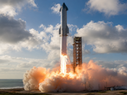 Representative image: A heavy-lift rocket lifts off from a coastal launch site, illustrating how SpaceX’s latest Starship test flight could strengthen investor confidence ahead of its reported pre-IPO push and reshape expectations for reusable launch economics.