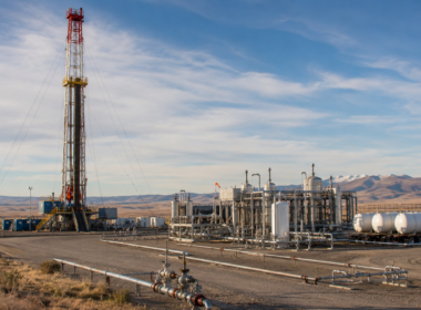 Representative image: An onshore helium drilling and processing facility illustrates Helium One Global’s shift from exploration toward production as HE1.L investors watch the Galactica-Pegasus ramp-up and Southern Rukwa farm-out catalyst.