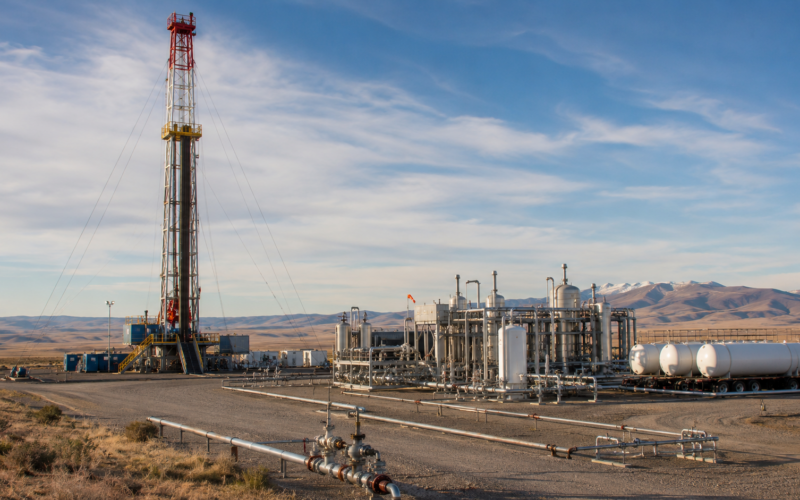 Representative image: An onshore helium drilling and processing facility illustrates Helium One Global’s shift from exploration toward production as HE1.L investors watch the Galactica-Pegasus ramp-up and Southern Rukwa farm-out catalyst.