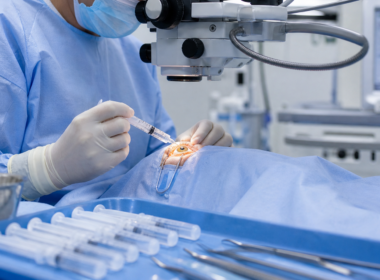 Representative image of ophthalmic viscoelastic devices being used during eye surgery, highlighting how OVD syringes have become a strategic consumables category in cataract, glaucoma and corneal procedures as global demand for advanced anterior segment surgery continues to rise.