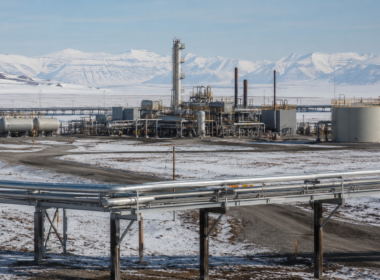 Representative image: Arctic oilfield pipelines and processing infrastructure highlight APA Corporation’s Savant Alaska acquisition and its strategic push to strengthen North Slope energy development.