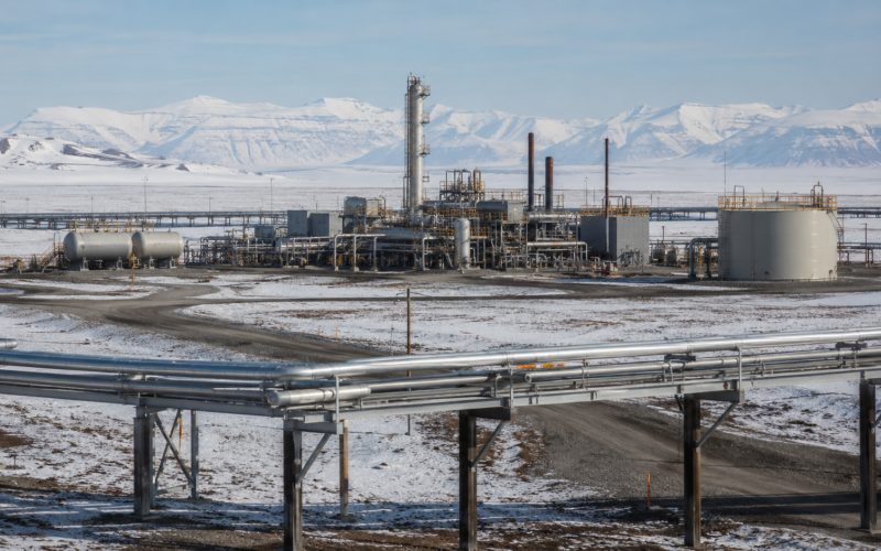 Representative image: Arctic oilfield pipelines and processing infrastructure highlight APA Corporation’s Savant Alaska acquisition and its strategic push to strengthen North Slope energy development.