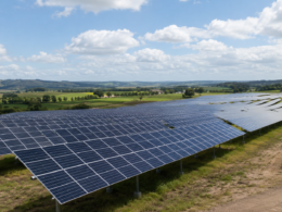 Representative image of a large-scale solar farm, reflecting Contact Energy and Lightsource bp’s NZ$305 million Glorit solar project near Auckland.
