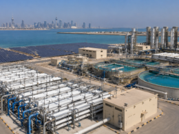 VA Tech WABAG’s Kuwait desalination contract highlights Gulf water infrastructure demand, with this representative image showing a large coastal reverse-osmosis plant supported by solar power.