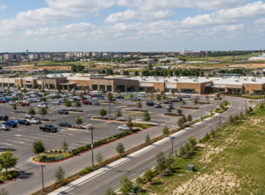 Representative image: A modern retail property in Texas reflects Stratus Properties’ $46.5 million Jones Crossing sale to Brixmor, which generated $21.7 million in net cash and advanced the company’s liquidation strategy.