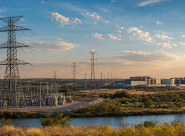 Representative image: Texas grid infrastructure and transmission lines illustrate Sempra’s $7 billion power expansion plan, as data-centre demand, Oncor investment and SRE stock sentiment come into focus.