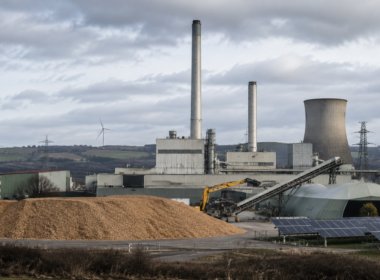 Representative image: A UK biomass power station and renewable energy infrastructure, reflecting Drax Group’s FCA clearance, post-2027 subsidy outlook and Bluefield Solar expansion strategy.