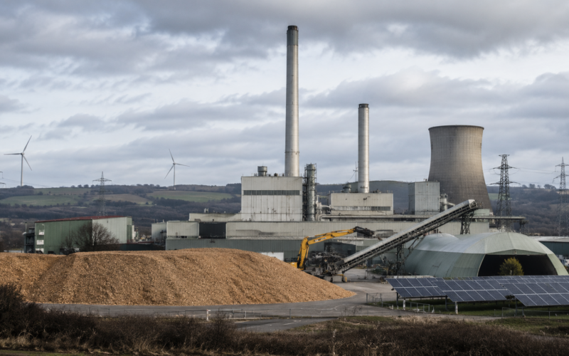 Representative image: A UK biomass power station and renewable energy infrastructure, reflecting Drax Group’s FCA clearance, post-2027 subsidy outlook and Bluefield Solar expansion strategy.