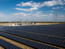 Representative image: Utility-scale solar panels and grid infrastructure illustrate RWE AG’s 298MW Texas solar PPA with Meta Platforms Inc, as data-centre power demand drives U.S. renewable energy growth.