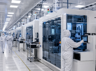Representative image of a high-tech semiconductor cleanroom, reflecting Applied Materials’ Singapore manufacturing expansion and the growing AI chip supply-chain demand shaping AMAT stock sentiment.
