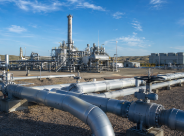 Natural gas pipelines and processing infrastructure highlight Howard Energy Partners’ expansion as its $650 million senior notes offering refinances revolving debt and extends maturities to 2035. Representative image.