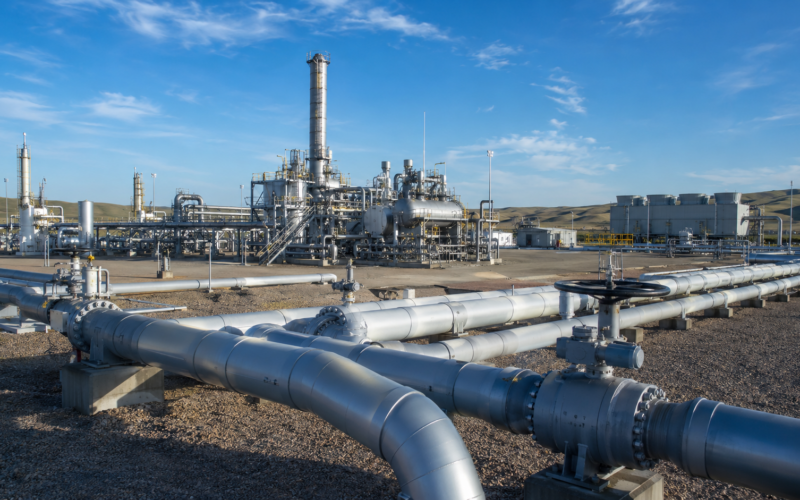 Natural gas pipelines and processing infrastructure highlight Howard Energy Partners’ expansion as its $650 million senior notes offering refinances revolving debt and extends maturities to 2035. Representative image.