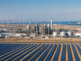 Representative image of a large-scale green hydrogen and ammonia complex in a desert coastal setting, illustrating how the NEOM Green Hydrogen Project aims to turn 4GW of Saudi renewable power into export ammonia by 2027.