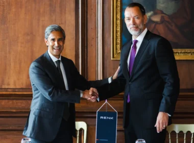 RENK Group CEO Dr. Alexander Sagel and Stellex Capital Management partner Karthik Achar sign the agreement for RENK’s planned acquisition of David Brown Defence at The Admiral’s House, Old Royal Naval College, London, a deal aimed at strengthening RENK’s submarine propulsion and Five Eyes naval defence position.