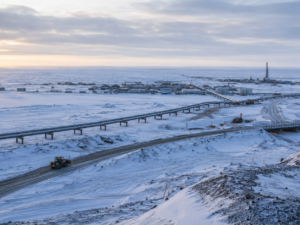 Arctic oilfield and pipeline construction in Alaska, illustrating how ConocoPhillips’ Willow Project is advancing toward early-2029 first oil after being reported 50% complete following its winter build. Representative image.