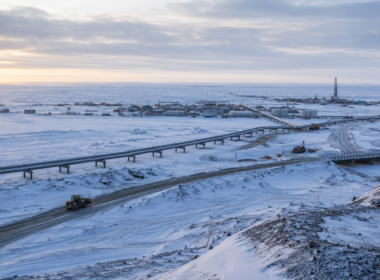 Arctic oilfield and pipeline construction in Alaska, illustrating how ConocoPhillips’ Willow Project is advancing toward early-2029 first oil after being reported 50% complete following its winter build. Representative image.