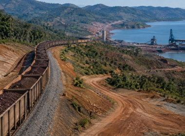 Representative image of an iron ore train and coastal export port, illustrating how Guinea’s Simandou Iron Ore Project is ramping up its 120Mtpa mine, rail and port system for global steel markets.