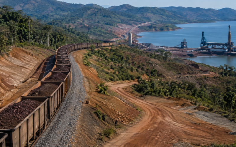 Representative image of an iron ore train and coastal export port, illustrating how Guinea’s Simandou Iron Ore Project is ramping up its 120Mtpa mine, rail and port system for global steel markets.